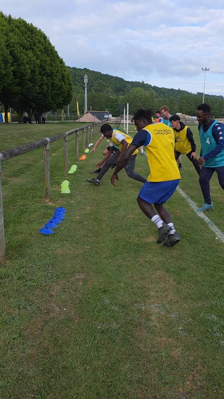Joueurs engagés dans un exercice court de vitesse et de coordination sur le terrain